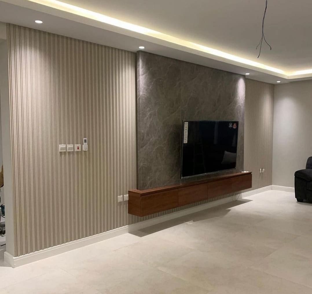 بديل الخشب يعد خيارًا مثاليًا للمساحات الداخلية مع جمالية وفائدة عملية.