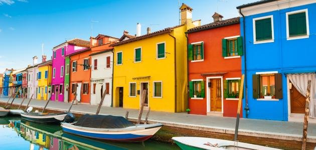 دهانات أنيقة تضفي لمسات فنية على جدران منزلك مع ألوان دافئة ومتناسقة.