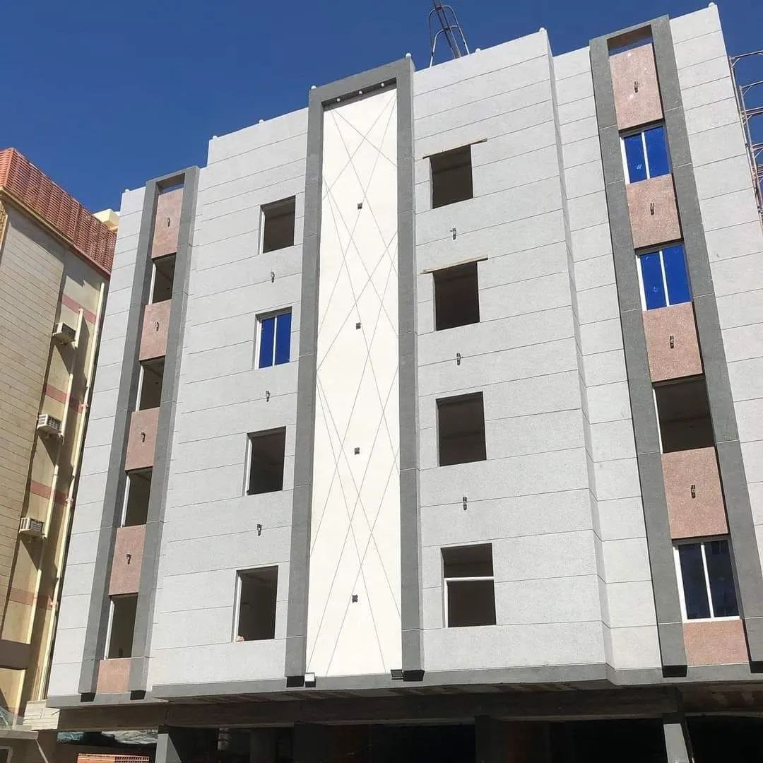 دهانات بألوان مميزة تضفي سحرًا وجمالًا على المكان.